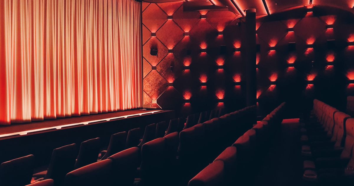 sala cinematografica vuota con luci soffuse
