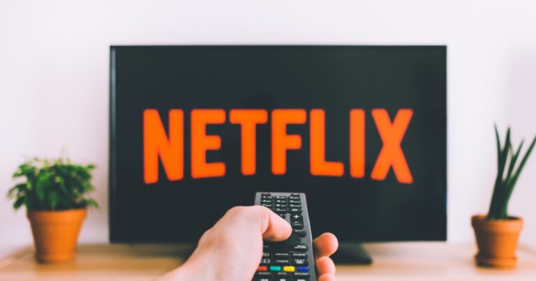 tv in primo piano con scritta netflix sullo schermo
