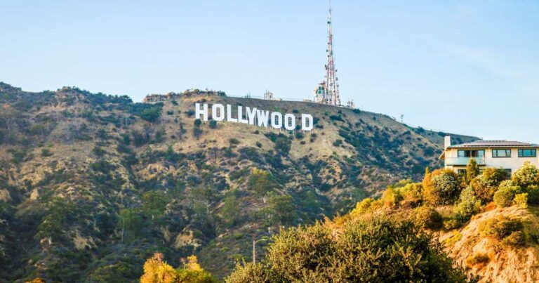 montagna con scritta hollywood