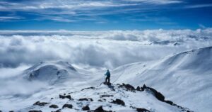 scalatore di montagne in mezzo alla neve