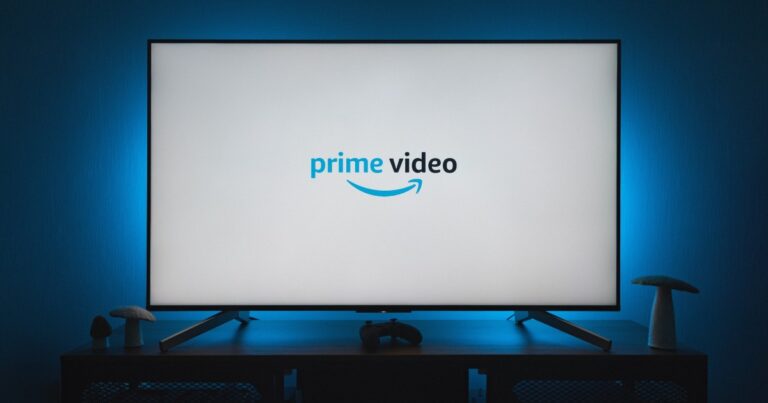 tv con logo di amazon prime video in sovrimpressione