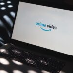 schermo pc in primo piano con logo amazon prime video in sovrimpressione