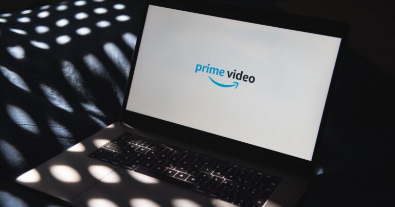 schermo pc in primo piano con logo amazon prime video in sovrimpressione