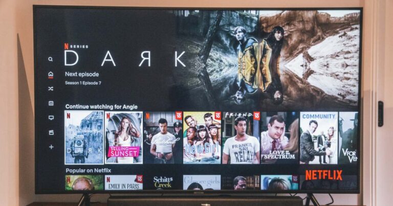 tv in primo piano con schermata su serie netflix