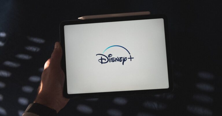 logo di disney plus su schermo di un tablet