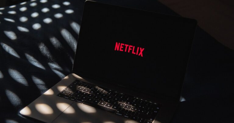 pc in primo piano con scritta netflix sullo schermo