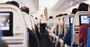 interno di un aereo con passeggeri seduti ai loro posti